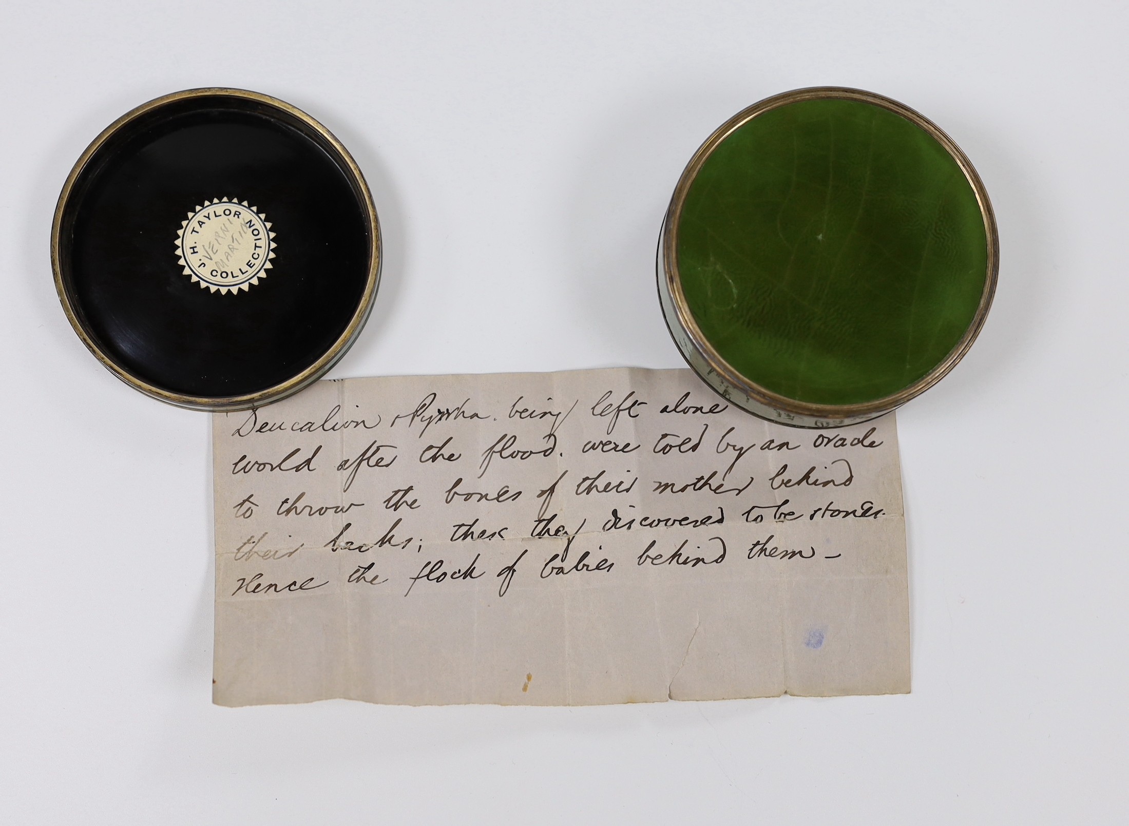 An 18th century Vernis Martin cylindrical box and cover, 8cm